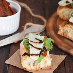 Рецепт Брускетты с вялеными томатами