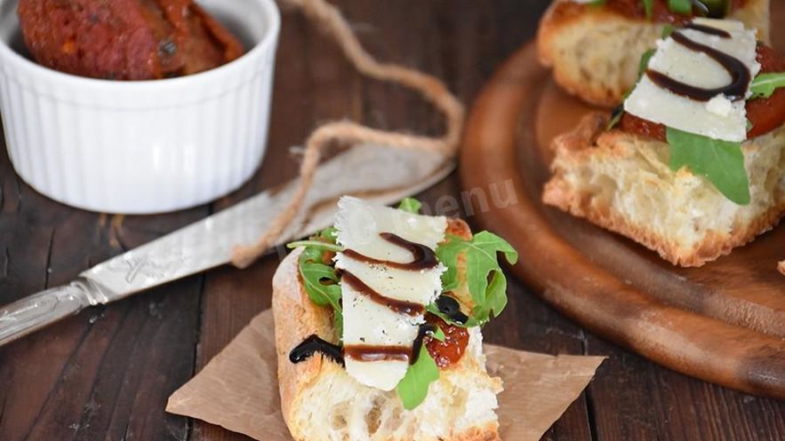 Рецепт брускетты с вялеными томатами