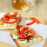 Рецепт Брускетты со сладким перцем и сыром