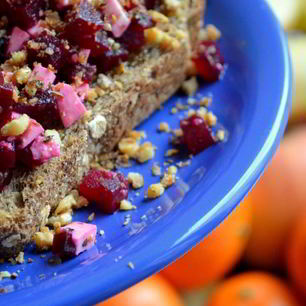 Рецепт Брускетты со свеклой, мягким сыром и грецким орехом