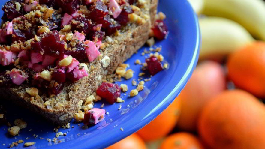 Рецепт брускетты со свеклой, мягким сыром и грецким орехом
