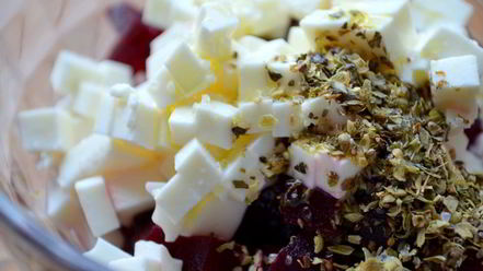 Рецепт брускетты со свеклой, мягким сыром и грецким орехом