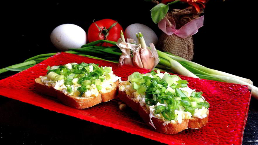 Рецепт брускетты яично-луковая