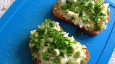 Рецепт брускетты яично-луковая