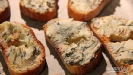 Рецепт брускетт с грушей и сыром