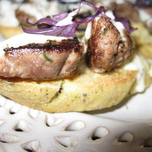 Рецепт Брускетт с печенью кролика и винным соусом на кукурузном хлебе