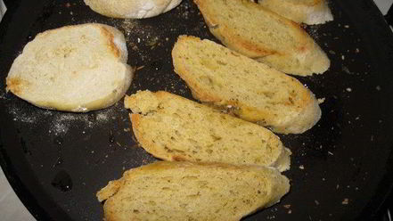 Рецепт брускетт с печенью кролика и винным соусом на кукурузном хлебе