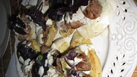 Рецепт брускетт с печенью кролика и винным соусом на кукурузном хлебе