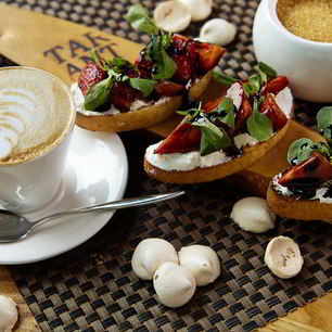 Рецепт Брускетт с рикоттой и клубникой
