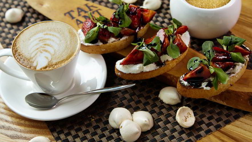 Рецепт брускетт с рикоттой и клубникой