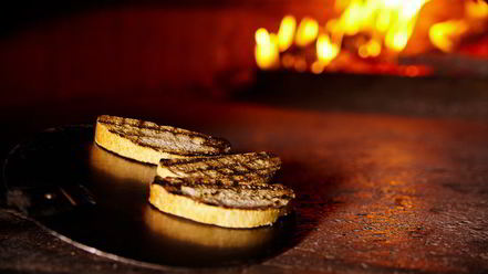 Рецепт брускетт с рикоттой и клубникой