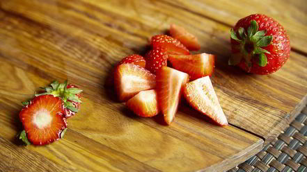 Рецепт брускетт с рикоттой и клубникой