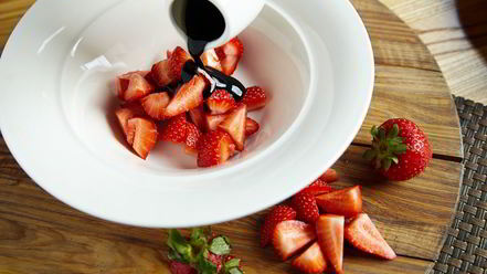 Рецепт брускетт с рикоттой и клубникой