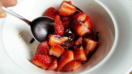 Рецепт брускетт с рикоттой и клубникой