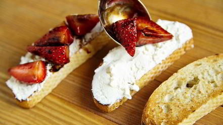 Рецепт брускетт с рикоттой и клубникой