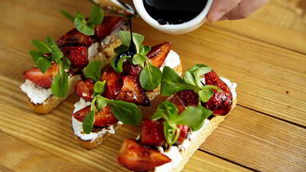 Рецепт брускетт с рикоттой и клубникой