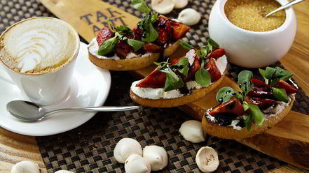 Рецепт брускетт с рикоттой и клубникой