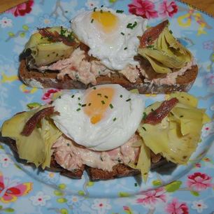 Рецепт Брускетт с тунцом, анчоусами и яйцами пашот