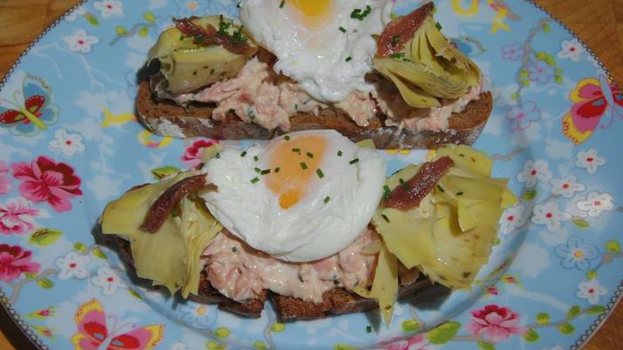 Рецепт брускетт с тунцом, анчоусами и яйцами пашот