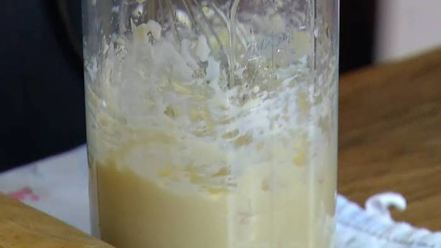 Рецепт брускетт с тунцом, анчоусами и яйцами пашот