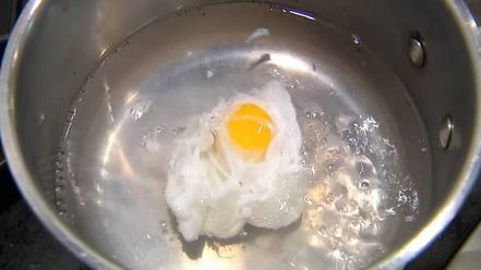 Рецепт брускетт с тунцом, анчоусами и яйцами пашот