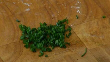 Рецепт брускетт с тунцом, анчоусами и яйцами пашот