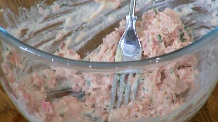 Рецепт брускетт с тунцом, анчоусами и яйцами пашот