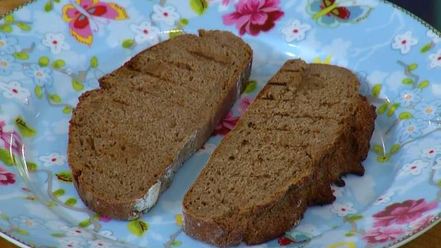 Рецепт брускетт с тунцом, анчоусами и яйцами пашот