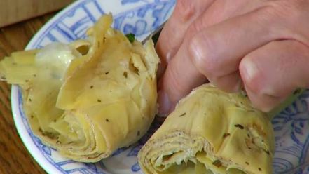 Рецепт брускетт с тунцом, анчоусами и яйцами пашот