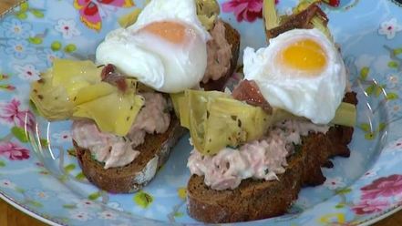 Рецепт брускетт с тунцом, анчоусами и яйцами пашот