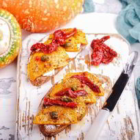 Брускетты с запеченной тыквой и вялеными томатами