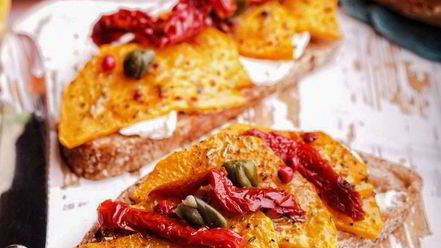 Рецепт брускетт с запеченной тыквой и вялеными томатами