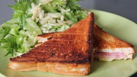 Рецепт бутерброда с салатом из зеленого яблока к завтраку