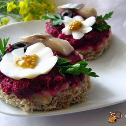 Рецепт Бутербродов с сельдью и свекольным песто