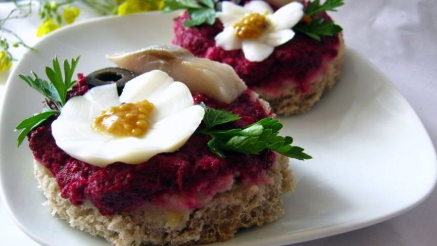 Рецепт бутербродов с сельдью и свекольным песто