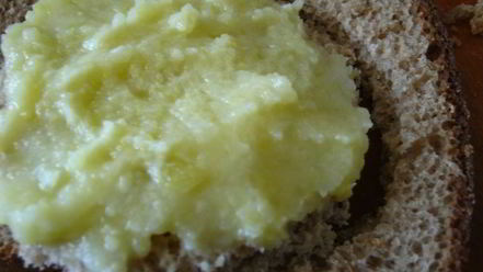 Рецепт бутербродов с сельдью и свекольным песто