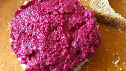 Рецепт бутербродов с сельдью и свекольным песто