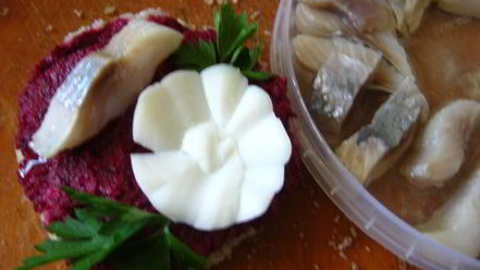 Рецепт бутербродов с сельдью и свекольным песто