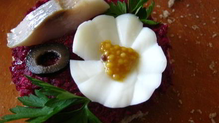 Рецепт бутербродов с сельдью и свекольным песто