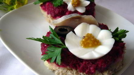 Рецепт бутербродов с сельдью и свекольным песто