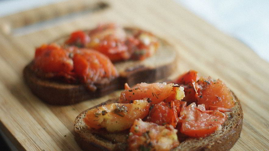 Рецепт чесночной брускетты с томатами, красным луком и базиликом