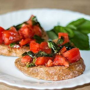 Рецепт Итальянской брускетты с базиликом и помидорами