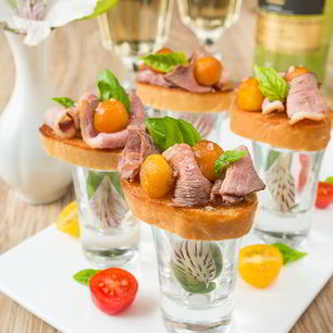 Рецепт Мини-брускетт с уткой и карамелизированными яблоками