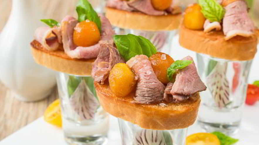 Рецепт мини-брускетт с уткой и карамелизированными яблоками