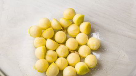 Рецепт мини-брускетт с уткой и карамелизированными яблоками