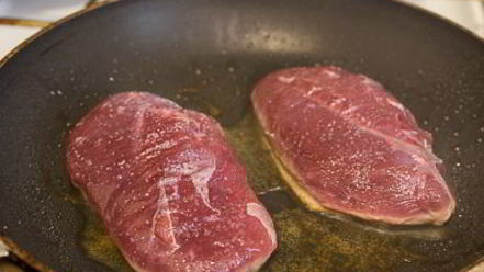 Рецепт мини-брускетт с уткой и карамелизированными яблоками