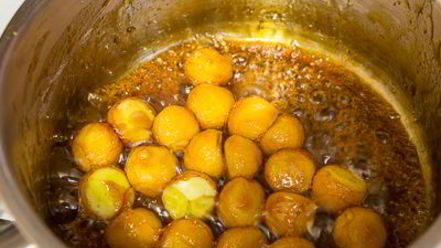 Рецепт мини-брускетт с уткой и карамелизированными яблоками