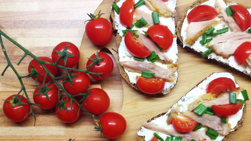 Рецепт ржаннаи брускетта с печенной в горчично-медовом соусе курицей