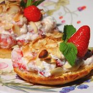 Рецепт Сладкой брускетты с рикоттой и клубникой