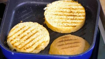 Рецепт сладкой брускетты с рикоттой и клубникой